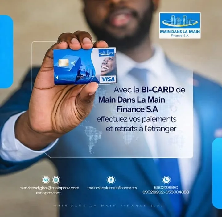 Une cliente présente la BI-CARD Visa de Main dans la Main Finance