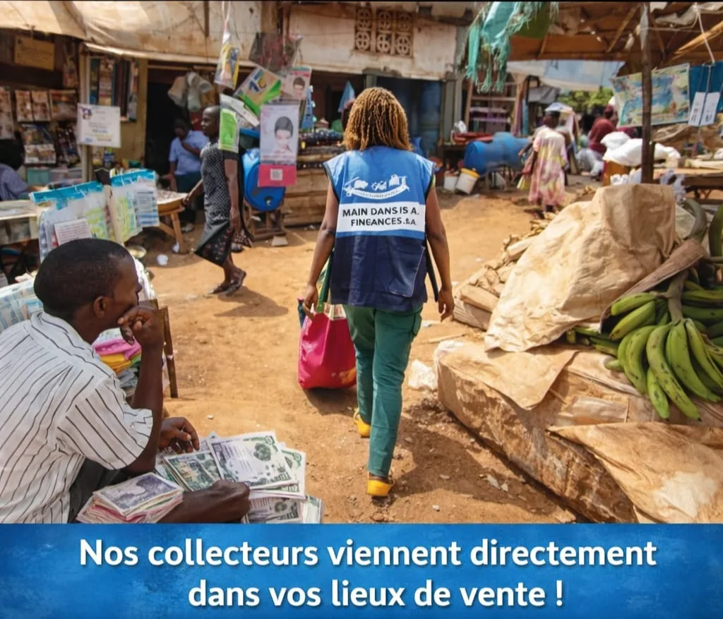 Un collecteur de Main dans la Main Finance au marché, auprès d'un commerçant
